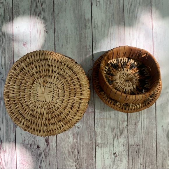 Traditional Zulu Basket Handmade in Africa 4 Inches Tall Has Lid Stunning - Picture 6 of 9